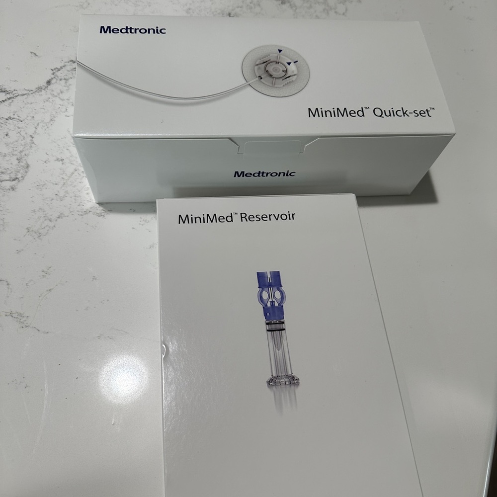 MiniMed reservoir and quick-set
